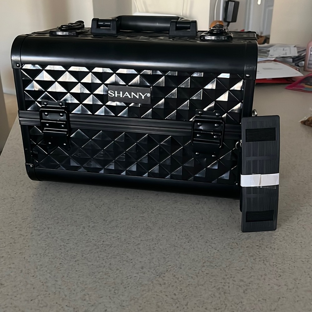 SHANY makeup container